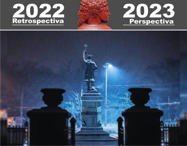 Monumentul lui Ştefan cel Mare (n.n. - simbol al Marii Uniri de la 1918) este situat în Chişinău, la intrarea în parc (n.n. - Grădina Publică "Ştefan cel Mare şi Sfânt"), lângă Piaţa Marii Adunări Naţionale, pe strada numită în cinstea însuşi a domnitorului, bulevardul Ştefan cel Mare. Marele domnitor a condus în mod cinstit Moldova timp de 47 de ani, şi anume de la 12 aprilie 1457 până la 2 iulie 1504, şi de aceea, pe monument, el este înfăţişat în coroană şi o îmbrăcăminte bogată de stăpân.Marele sculptor Alexandru Plămădeală a elaborat proiectul monumentului în 1923, folosind piatră găsită în raionul Soroca, în satul Cosăuţi.Statuia de 5,2 m a fost turnată în bronz la Bucureşti, în atelierul V. Râşcanu. Bronzul, prin intermedierea generalului Rudeanu, a fost oferit de către Ministerul de Război şi provine din topirea a şase tunuri obţinute drept trofee în Războiul pentru Independenţa României 1877 - 1878. Monumentul lui Ştefan cel Mare (n.n. - simbol al Marii Uniri de la 1918) este situat în Chişinău, la intrarea în parc (n.n. - Grădina Publică "Ştefan cel Mare şi Sfânt"), lângă Piaţa Marii Adunări Naţionale, pe strada numită în cinstea însuşi a domnitorului, bulevardul Ştefan cel Mare. Marele domnitor a condus în mod cinstit Moldova timp de 47 de ani, şi anume de la 12 aprilie 1457 până la 2 iulie 1504, şi de aceea, pe monument, el este înfăţişat în coroană şi o îmbrăcăminte bogată de stăpân.Marele sculptor Alexandru Plămădeală a elaborat proiectul monumentului în 1923, folosind piatră găsită în raionul Soroca, în satul Cosăuţi.Statuia de 5,2 m a fost turnată în bronz la Bucureşti, în atelierul V. Râşcanu. Bronzul, prin intermedierea generalului Rudeanu, a fost oferit de către Ministerul de Război şi provine din topirea a şase tunuri obţinute drept trofee în Războiul pentru Independenţa României 1877 - 1878.